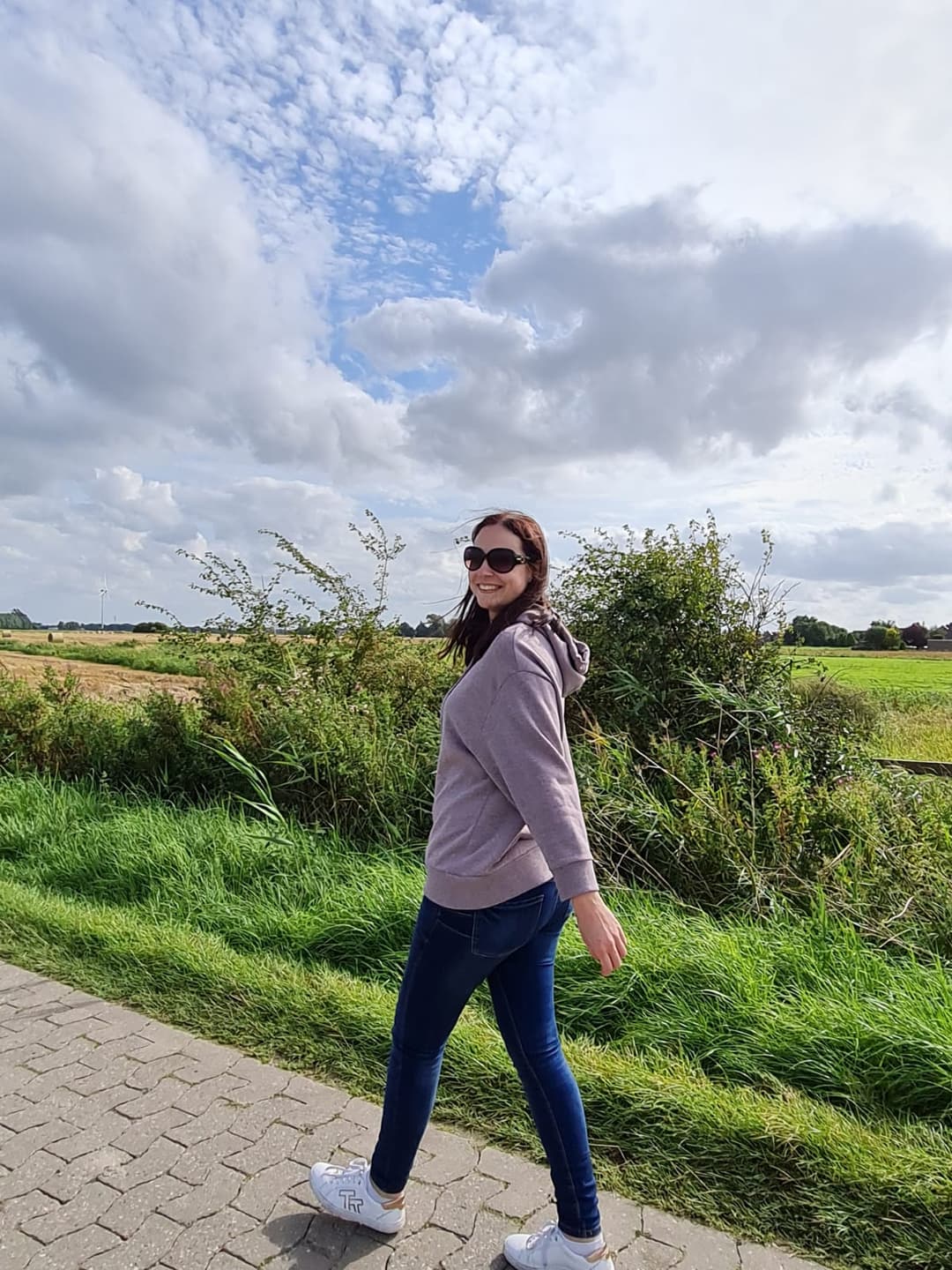 Kundin spaziert in der Natur