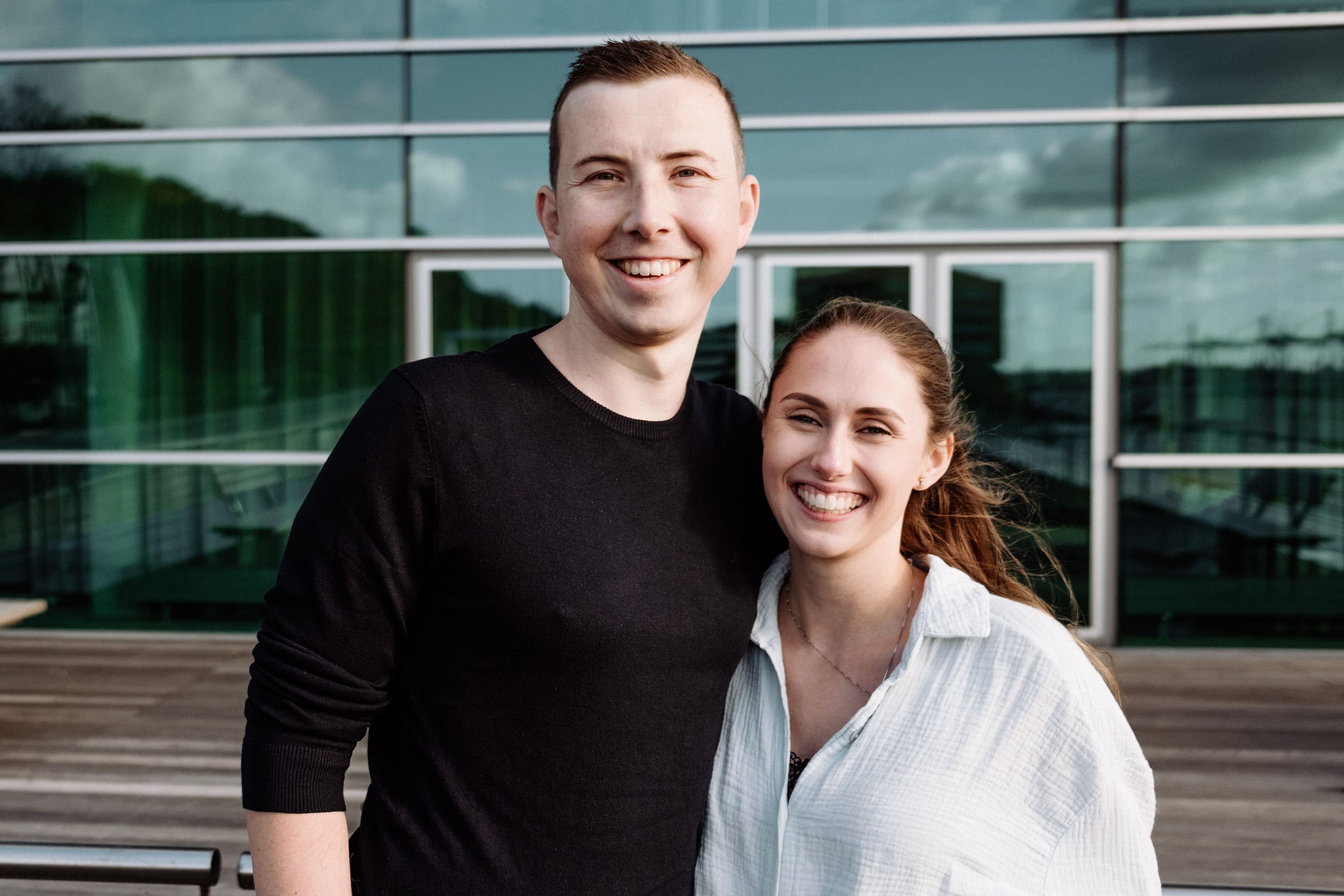 Lukas und Yase lächeln in die Kamera