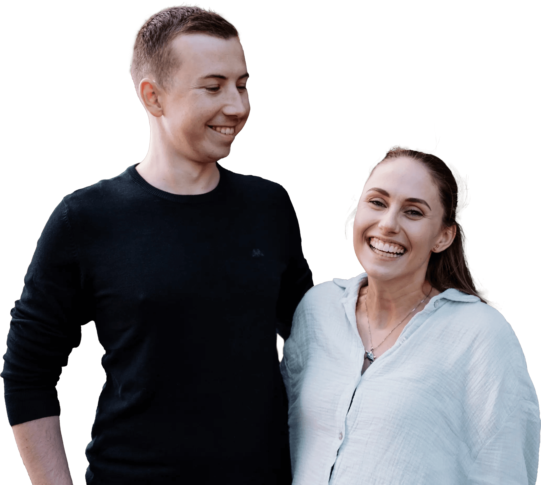 Yase und Lukas lachen in die Kamera