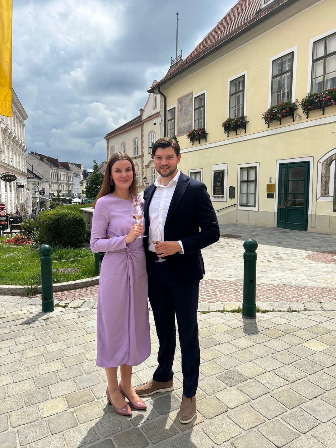 Kundenpärchen im Festoutfit mit Sekt in der Hand